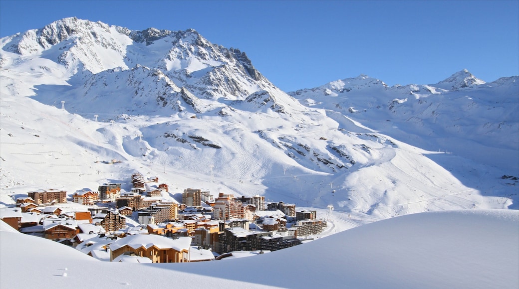 Station de ski de Val Thorens qui includes montagnes, hĂŽtel ou complexe de luxe et neige