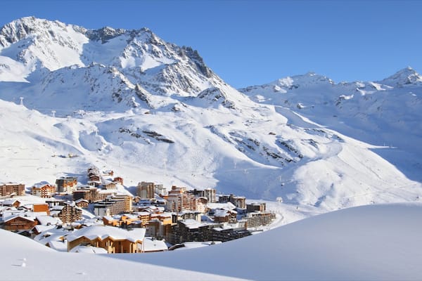 Wintersportort Val Thorens das einen Berge, Schnee und Luxushotel oder Resort