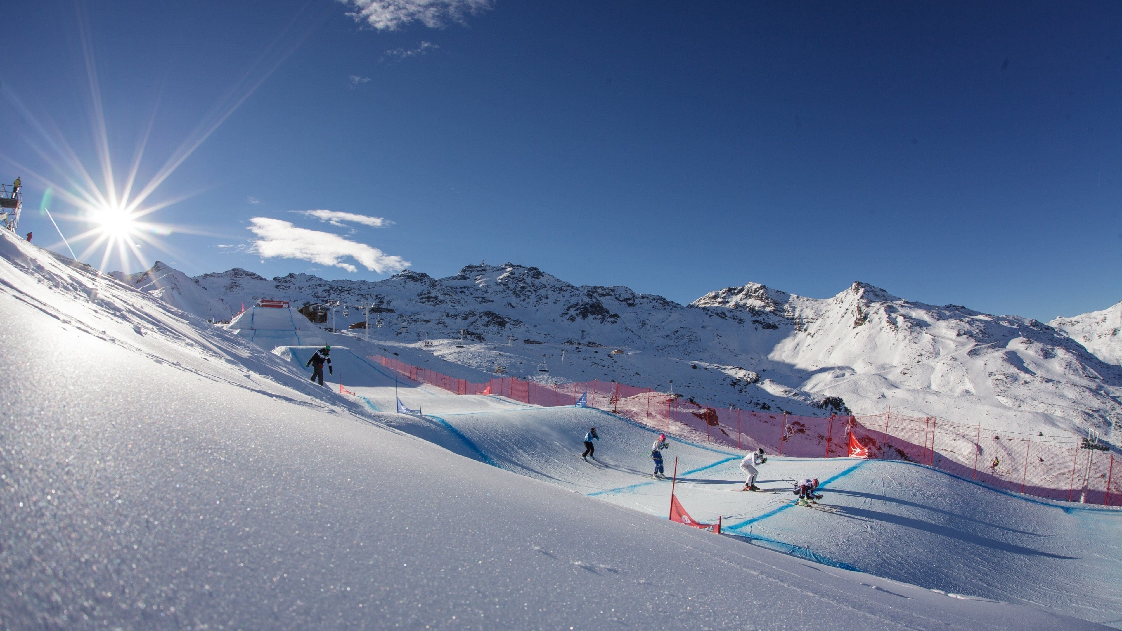 Val Thorens skidort som visar utförsåkning, landskap och snö
