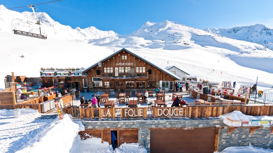 Val Thorens Ski Resort featuring outdoor eating, snow and landscape views