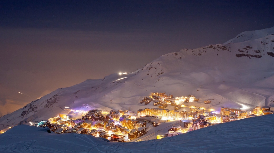 Val Thorens Ski Resort showing snow, a luxury hotel or resort and landscape views