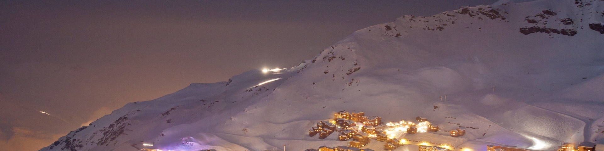 Estación de esquí de Val Thorens mostrando nieve, escenas de noche y vista panorámica