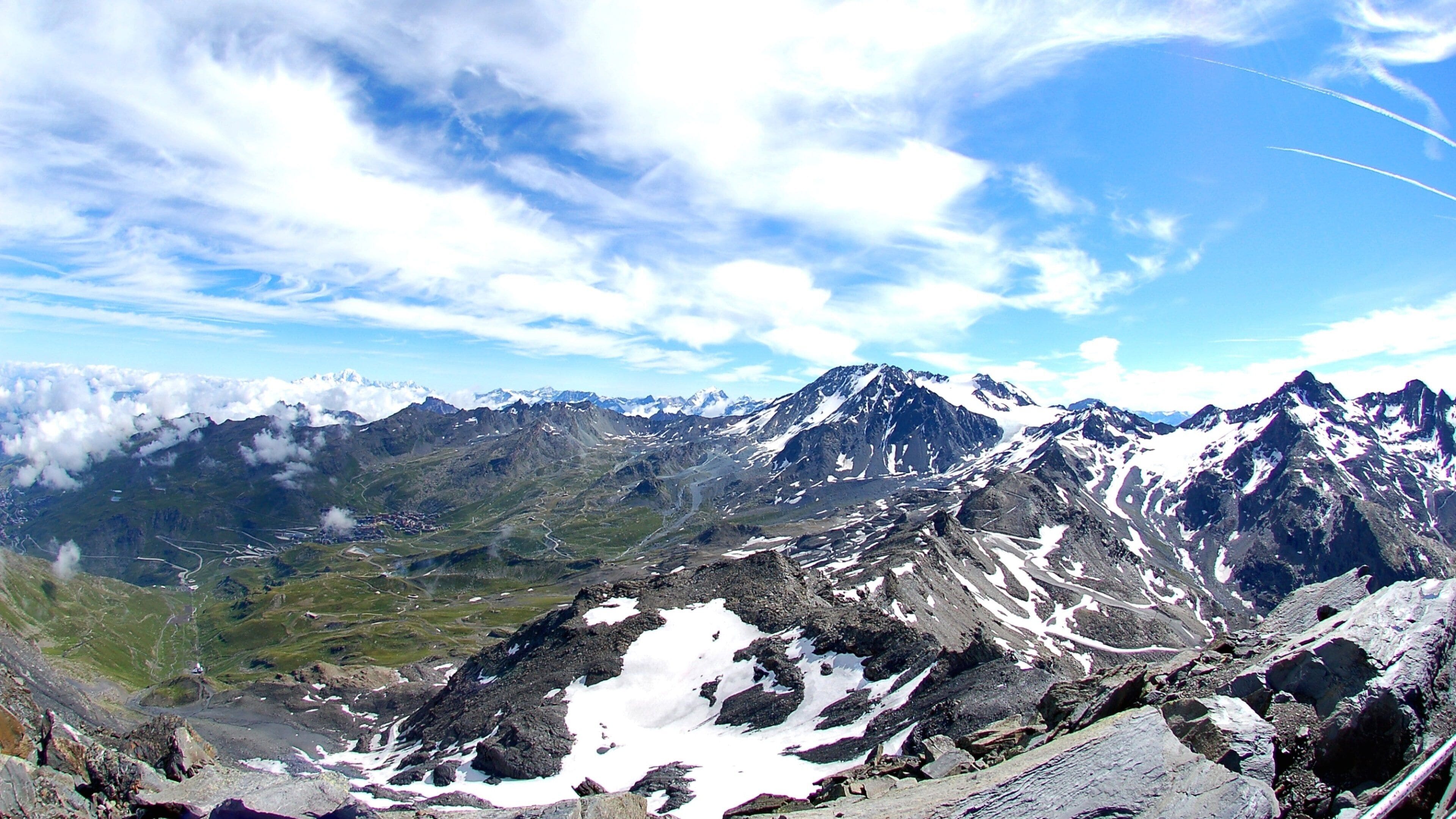 Val Thorens Ski Resort which includes landscape views and snow