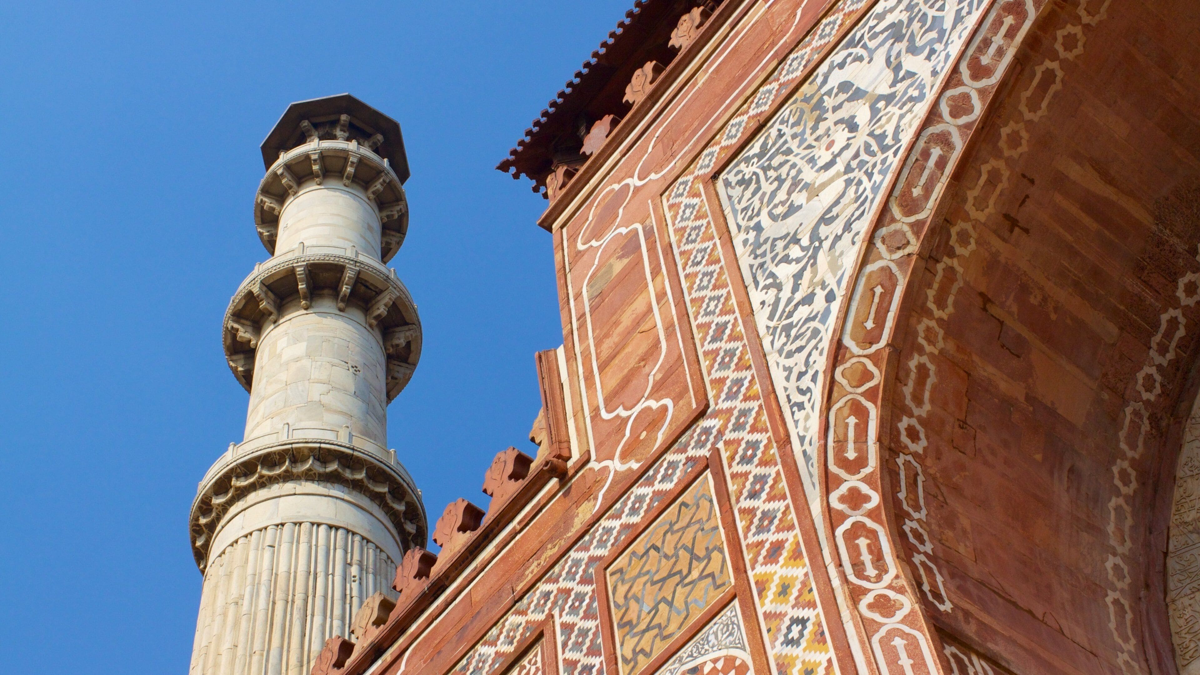 Tomb of Akbar the Great featuring a church or cathedral, a mosque and a temple or place of worship