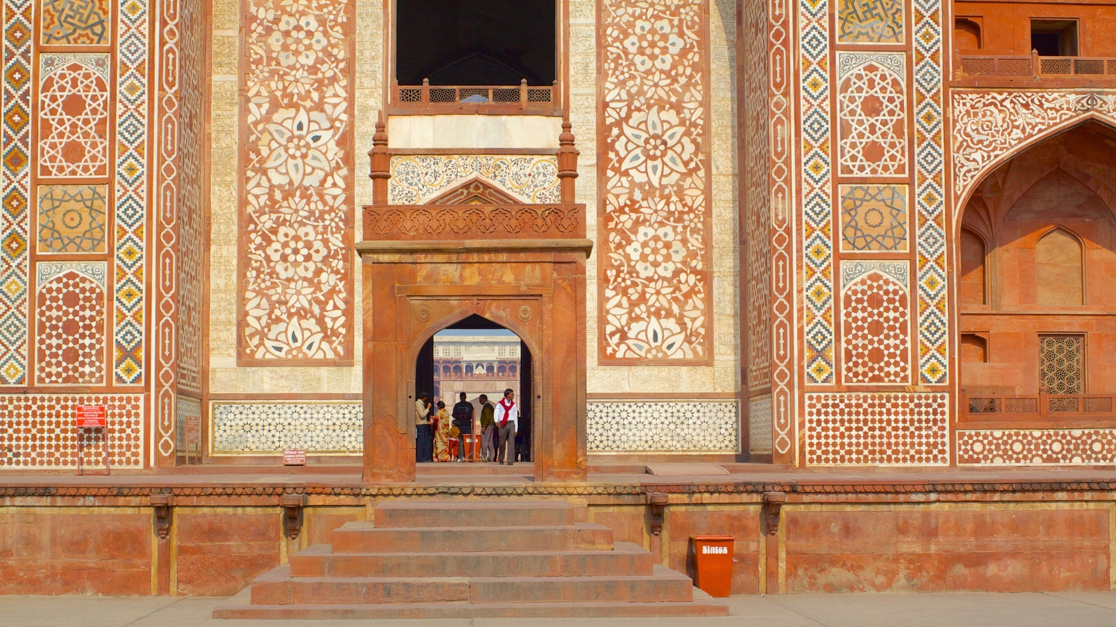 Tomb of Akbar the Great showing a temple or place of worship