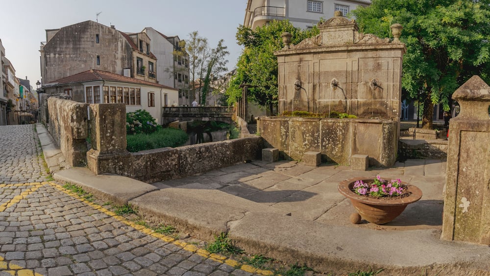 Fuente junto al puente romano de Bermaña, Caldas de Reis, Pontevedra, Galicia, España