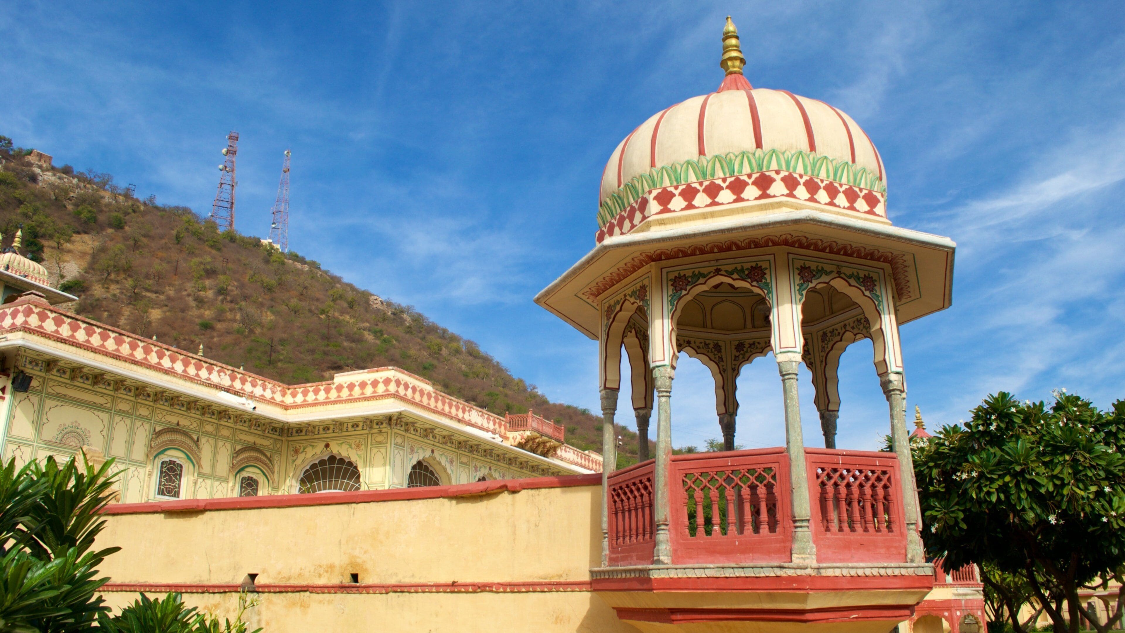 Palacio y jardines de Sisodia Rani mostrando un castillo
