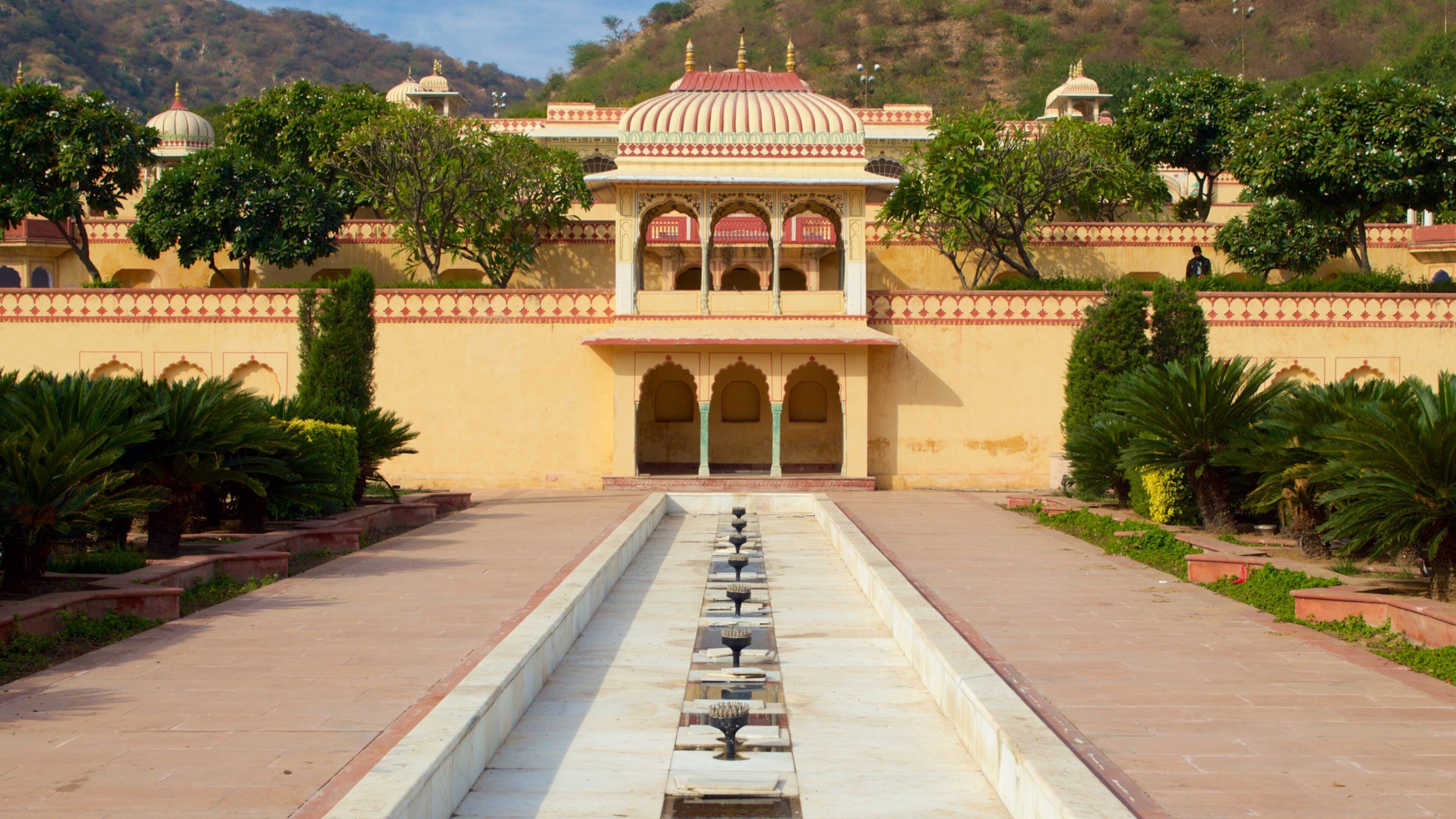 Sisodia Rani Palace and Garden showing chateau or palace