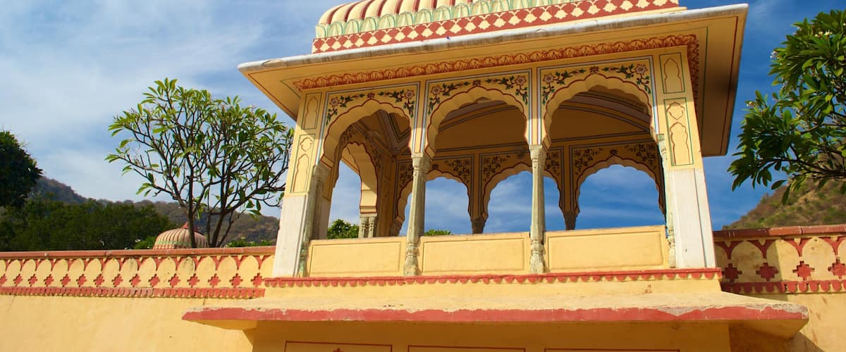 Cung điện và vườn Sisodia Rani trong đó bao gồm công viên và lâu đài hoặc cung điện