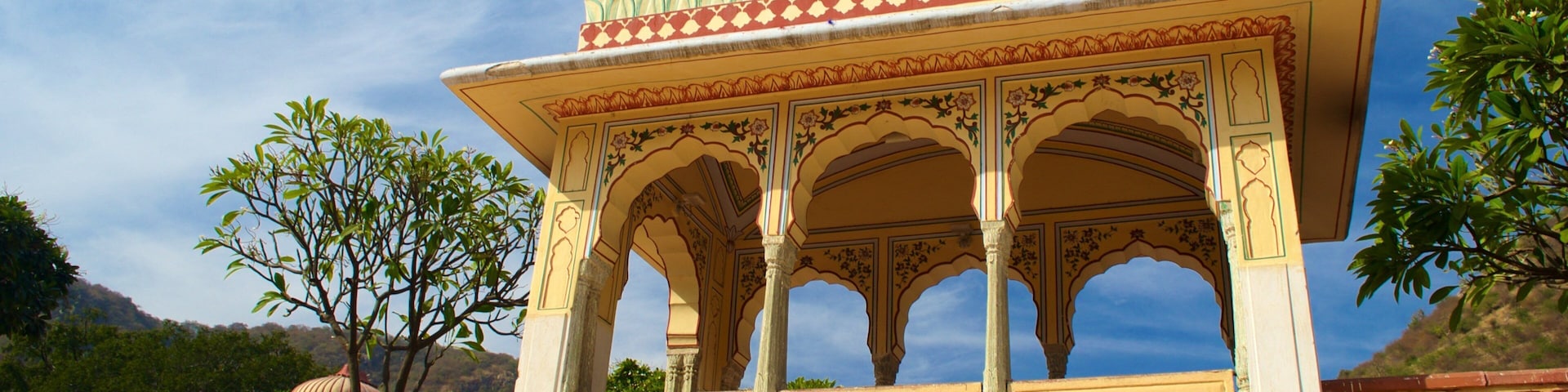 Sisodia Rani Ka Bagh mostrando um castelo e um parque