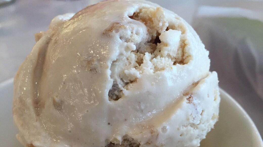 Underneath a strong Blue Cheese Ice cream topped with Chicharon and Beer Ice cream. Yup you read it right, Crispy Pork skin in Beer flavored cream. Dessert and Lunch all at the same time!