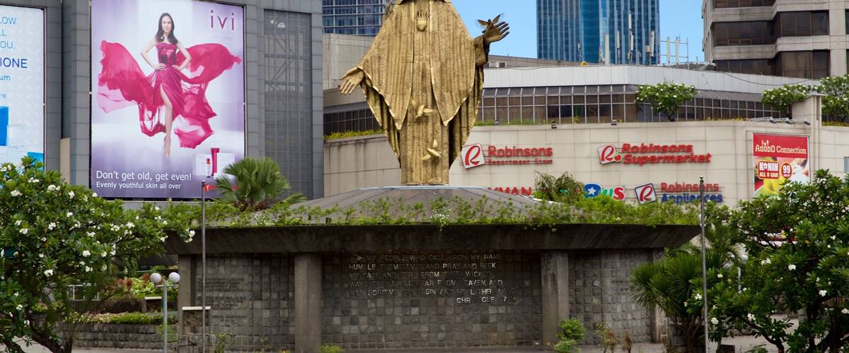 Ortigas Center mostrando una estatua o escultura