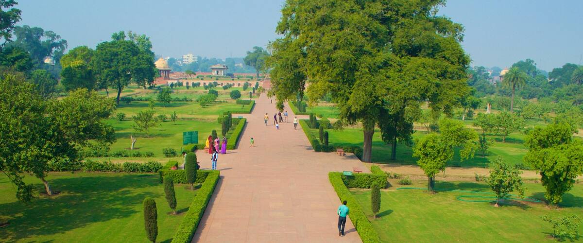 倫巴 设有 花園