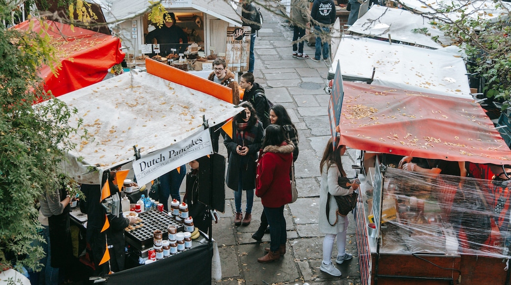 Camden Markets showing markets and street scenes