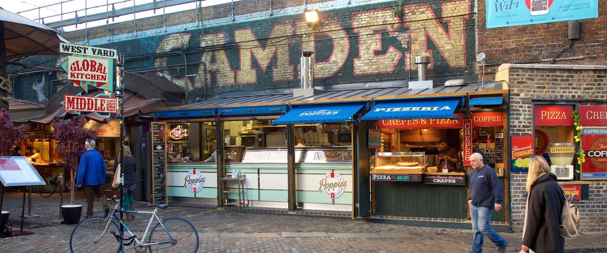 Camden Markets toont markten en bewegwijzering en ook een klein groepje mensen