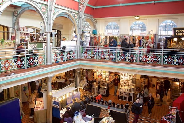 Camden Market che include architettura d\'epoca, mercati e vista interna