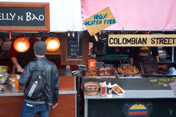 Camden Markets welches beinhaltet Speisen, Märkte und Beschilderung