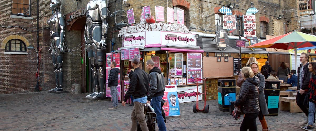 Camden Markets presenterar marknader, en staty eller skulptur och skyltar
