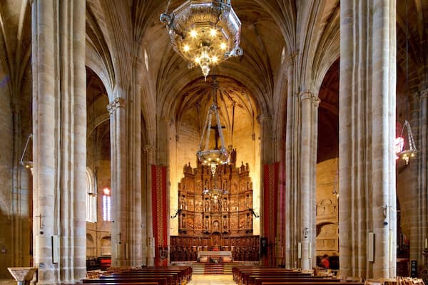 Santa Maria Cathedral showing heritage elements, a church or cathedral and interior views