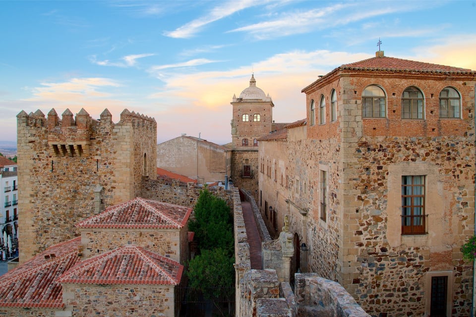 Une forteresse historique en pierre, dotée de tours et d’un bâtiment à coupole.