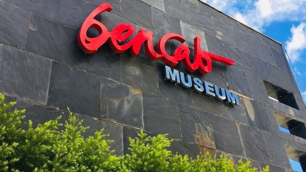 Un bâtiment sur lequel on peut lire, en lettres rouges et bleues, l’inscription « Musée Benab ».