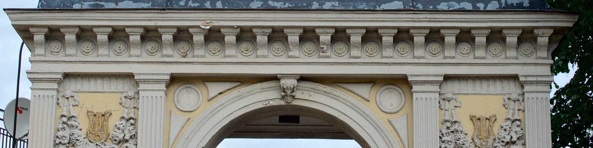 Un arco ornamentado con la inscripción 'MUSEUMBAUKE' en la parte superior.