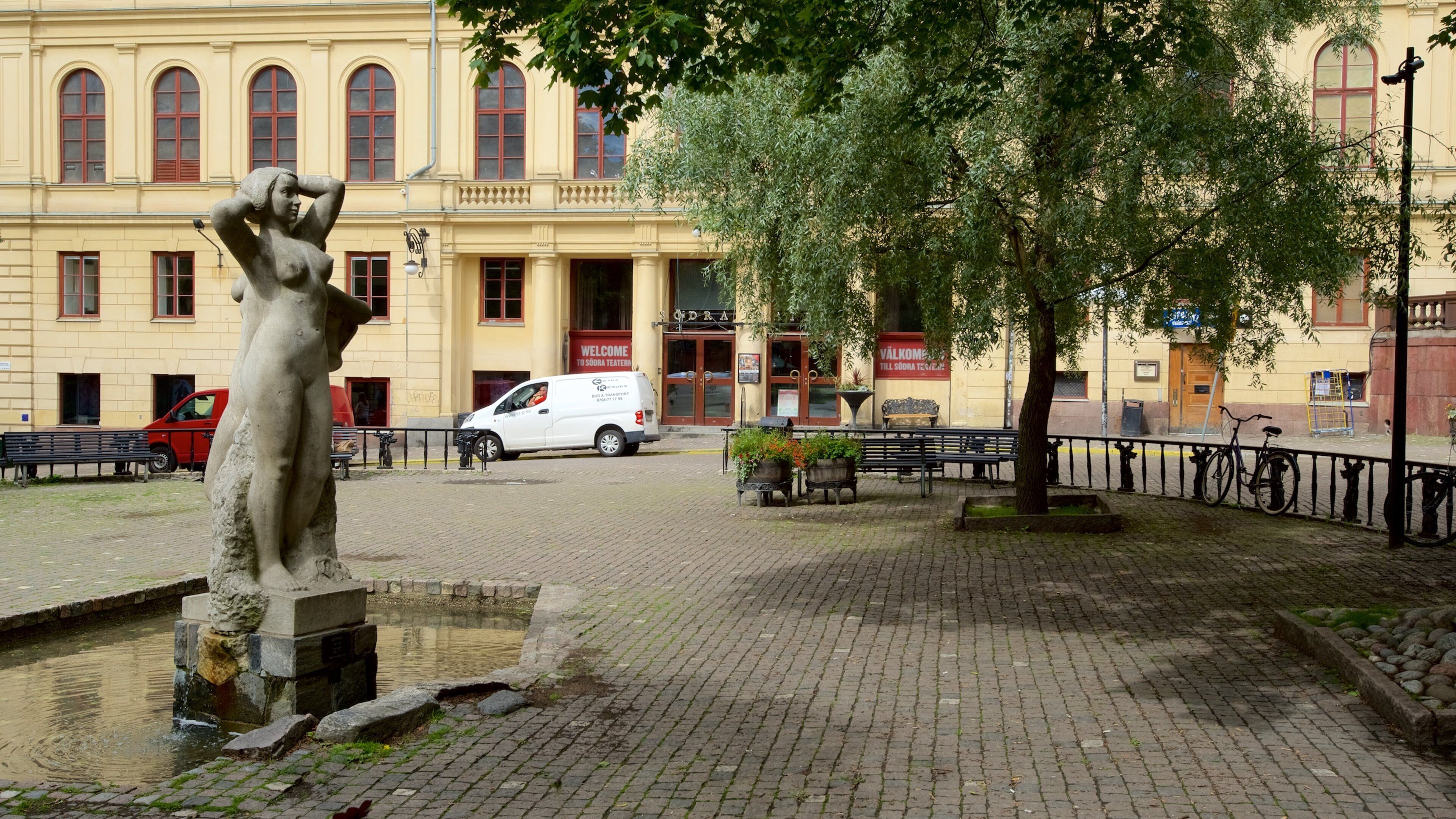 Mosebacke Square featuring a fountain