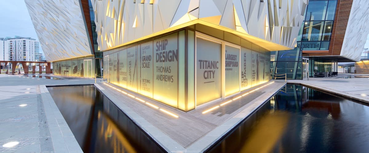 Museo del Titanic en Belfast mostrando señalización y arquitectura moderna