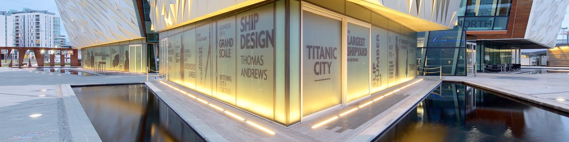 Titanic Belfast qui includes signalisation et architecture moderne
