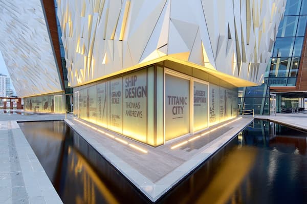 Titanic Belfast qui includes signalisation et architecture moderne