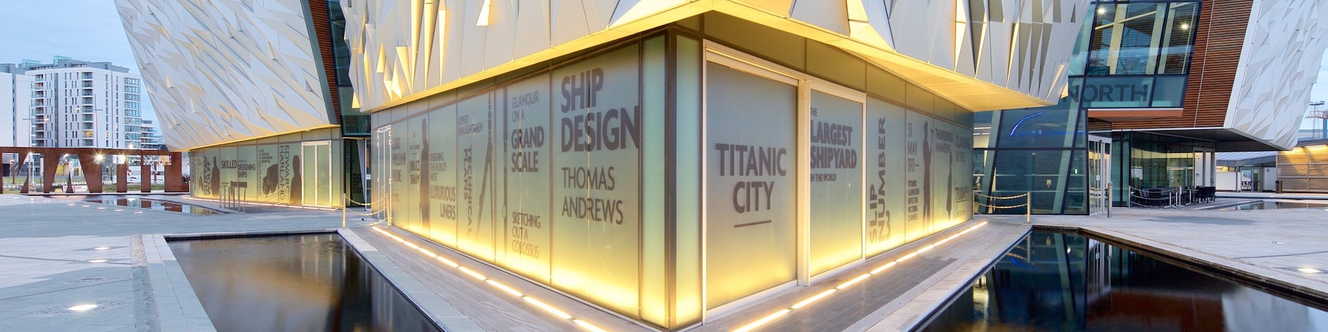 Titanic Belfast que inclui sinalização e arquitetura moderna