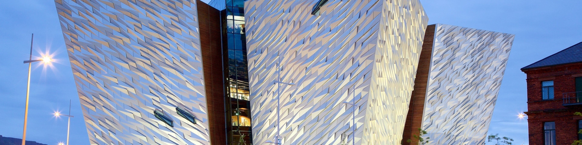 Museo del Titanic en Belfast mostrando una ciudad, arquitectura moderna y escenas cotidianas