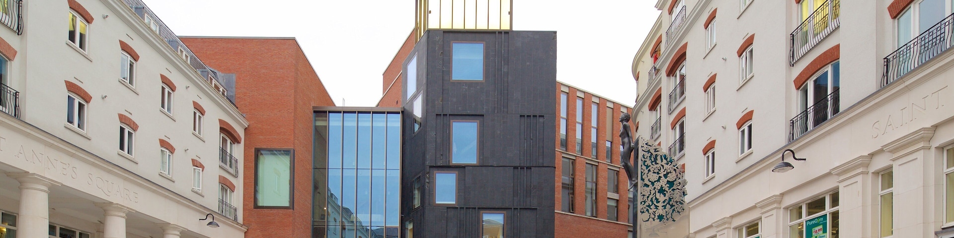 Metropolitan Arts Centre mostrando arquitetura moderna e uma cidade