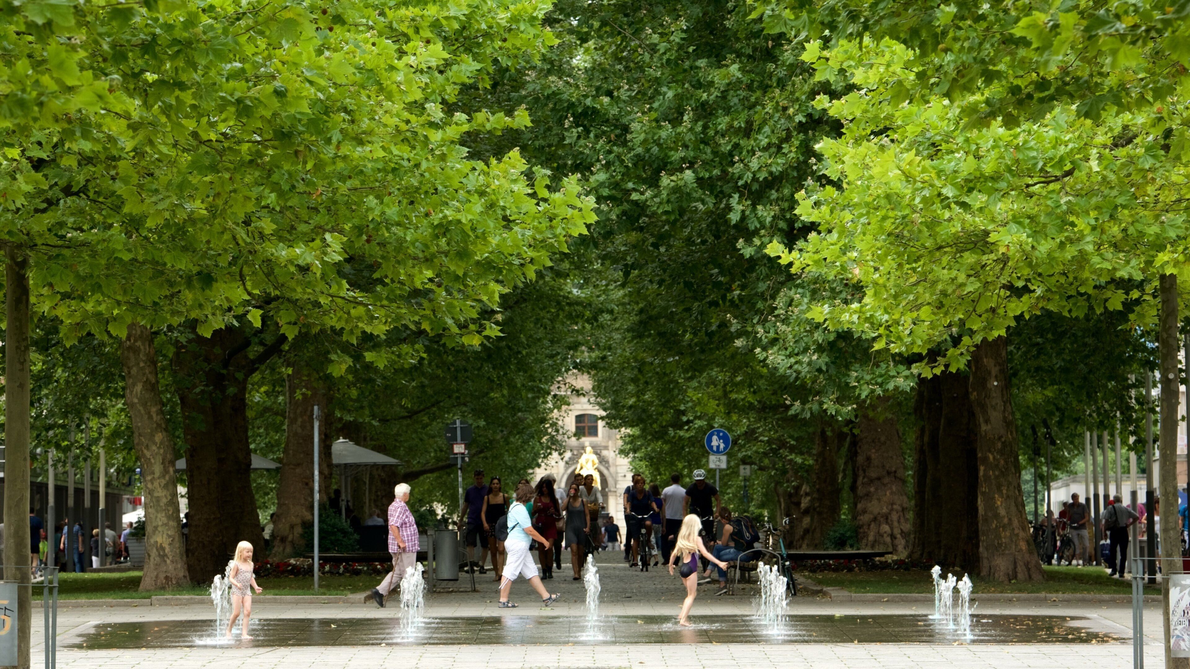 Neustadt which includes a park and a fountain