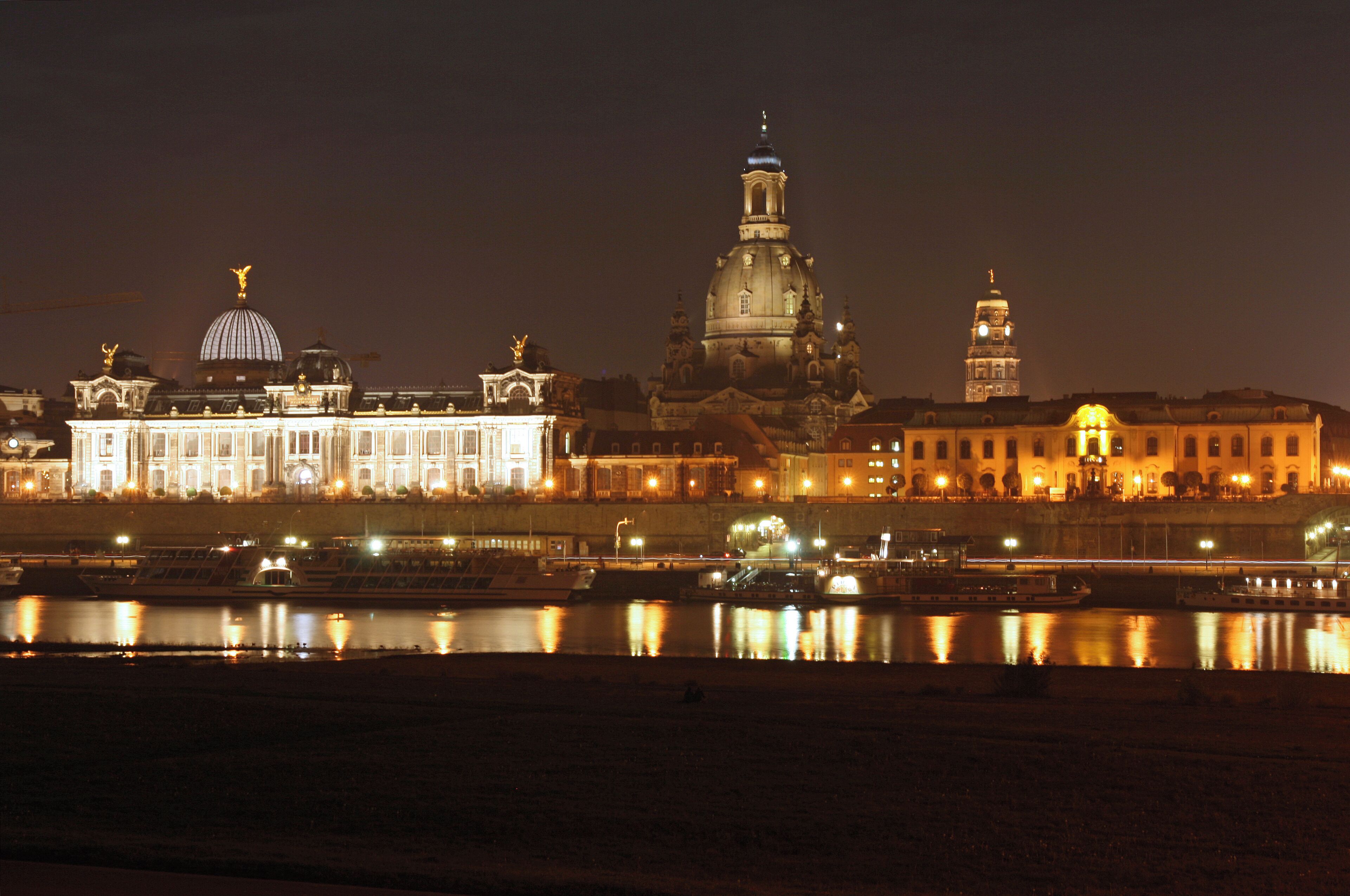 Nightview: Academy of Art, Frauenkirche and Rathaus