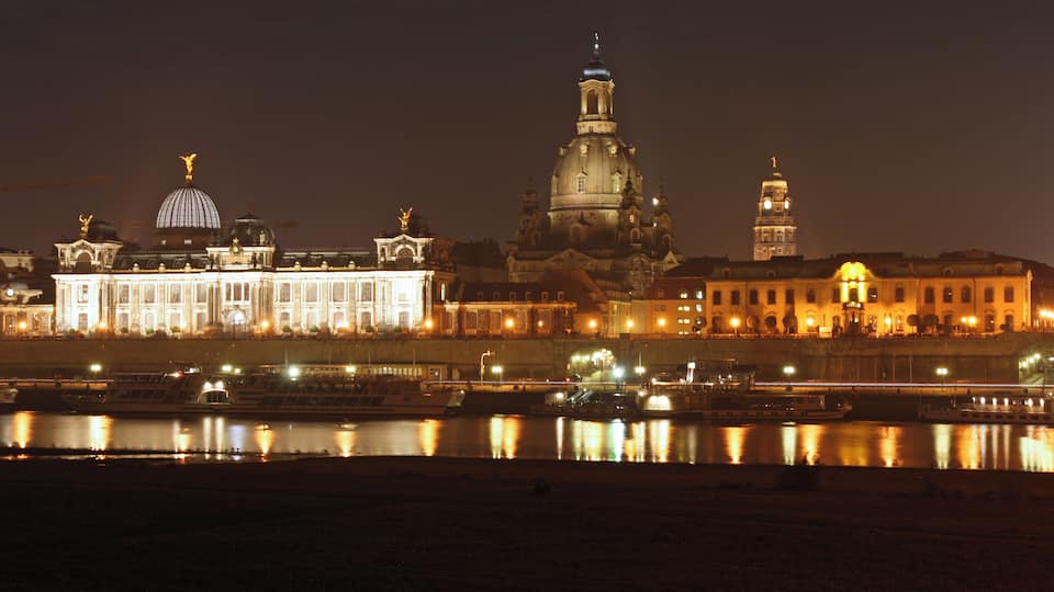 Nightview: Academy of Art, Frauenkirche and Rathaus