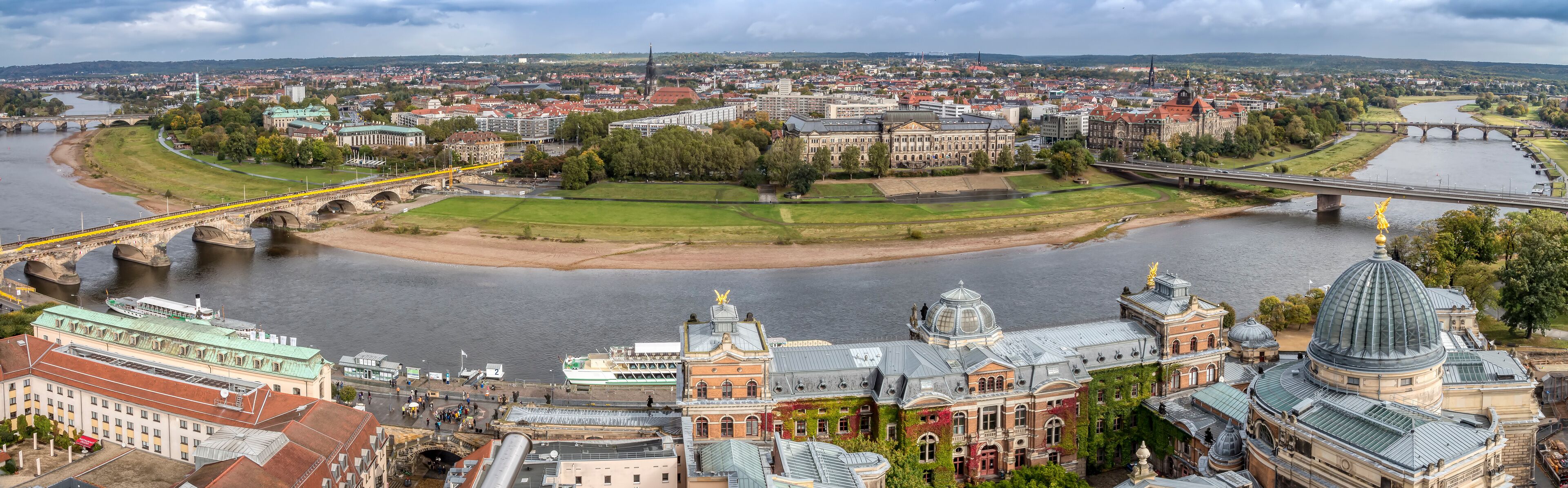 Panorama von Dresden Blick von der Kuppel der Frauenkirche Richtung Elbe und NeustadtDr