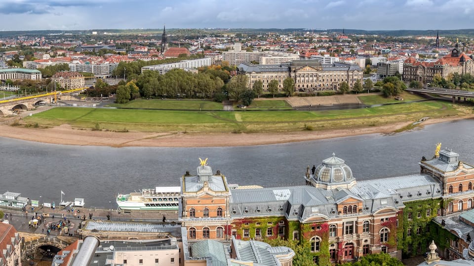 Panorama von Dresden Blick von der Kuppel der Frauenkirche Richtung Elbe und NeustadtDr