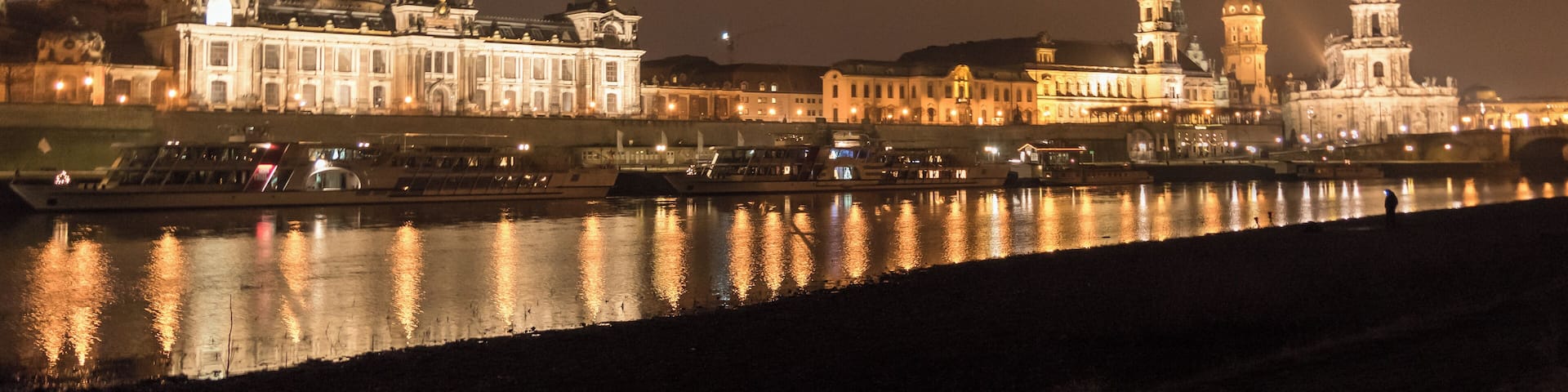 Die Dresdener Altstadt wurde seit der fast vollständigen Zerstörung durch die Luftangriffe auf Dresden im Februar 1945 wieder aufgebaut.