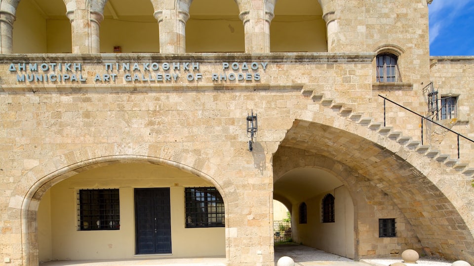 L’entrée de la galerie d’art municipale Ahmoticik de Rhodes, avec ses arches en pierre et son escalier.