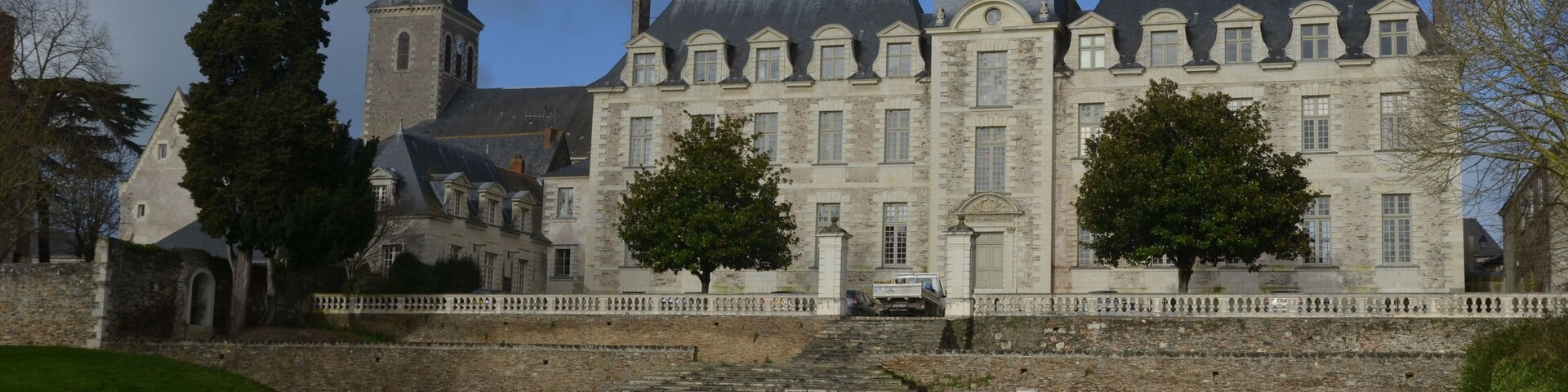 église et abbaye (devenue mairie) de St Georges sur Loire, France