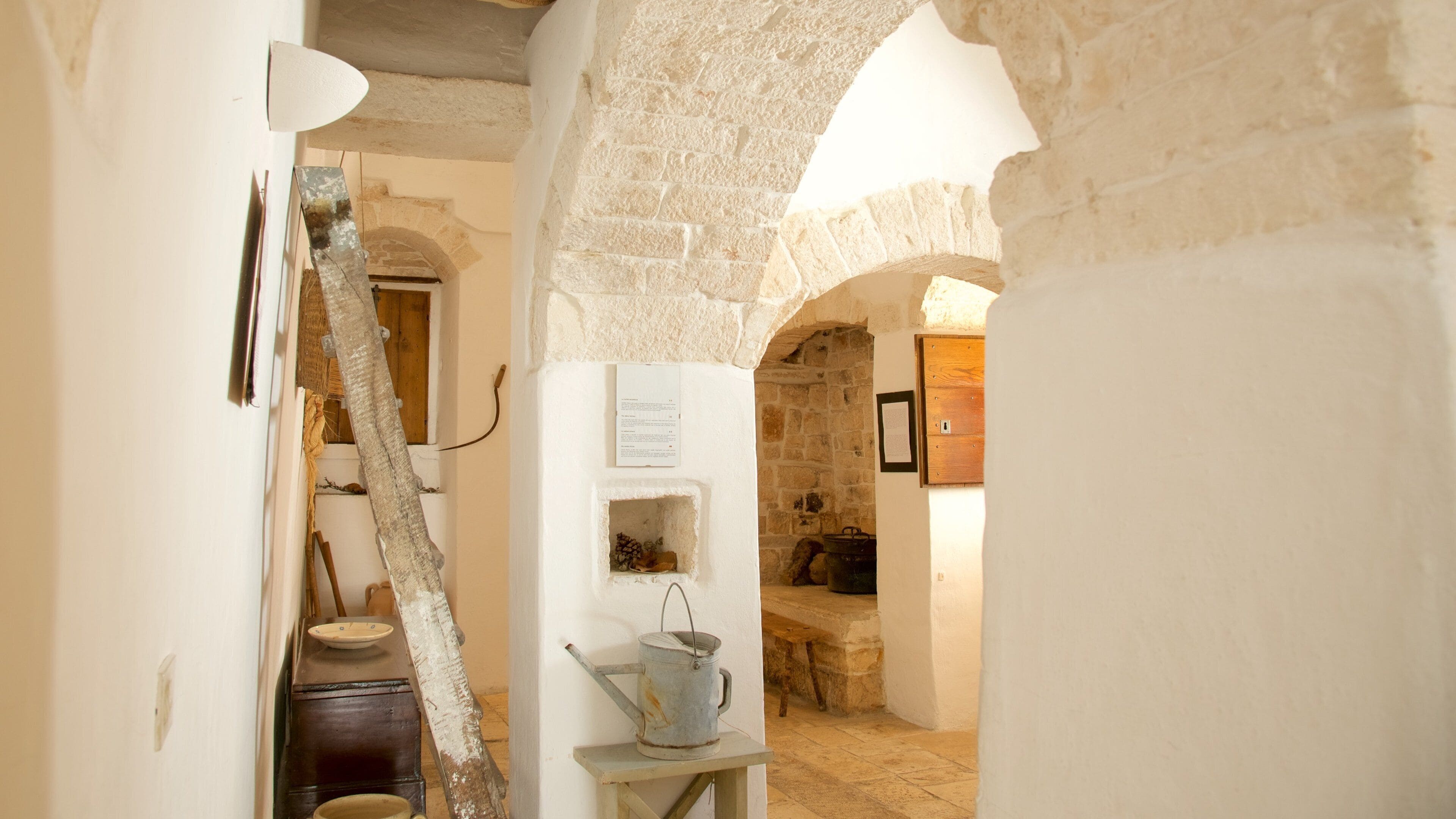 Trullo Sovrano montrant vues intérieures et patrimoine architectural