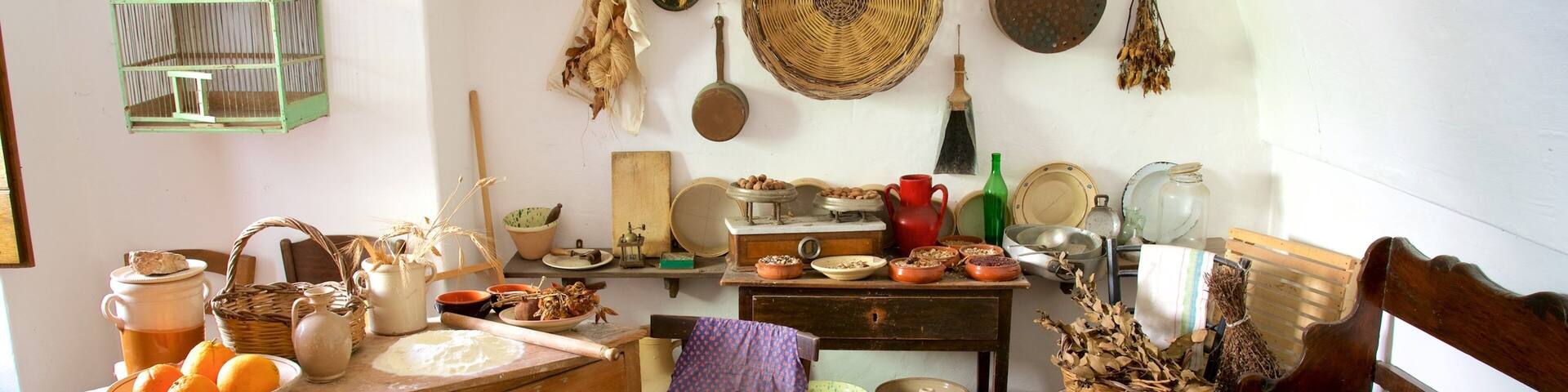 Trullo Sovrano showing interior views and food