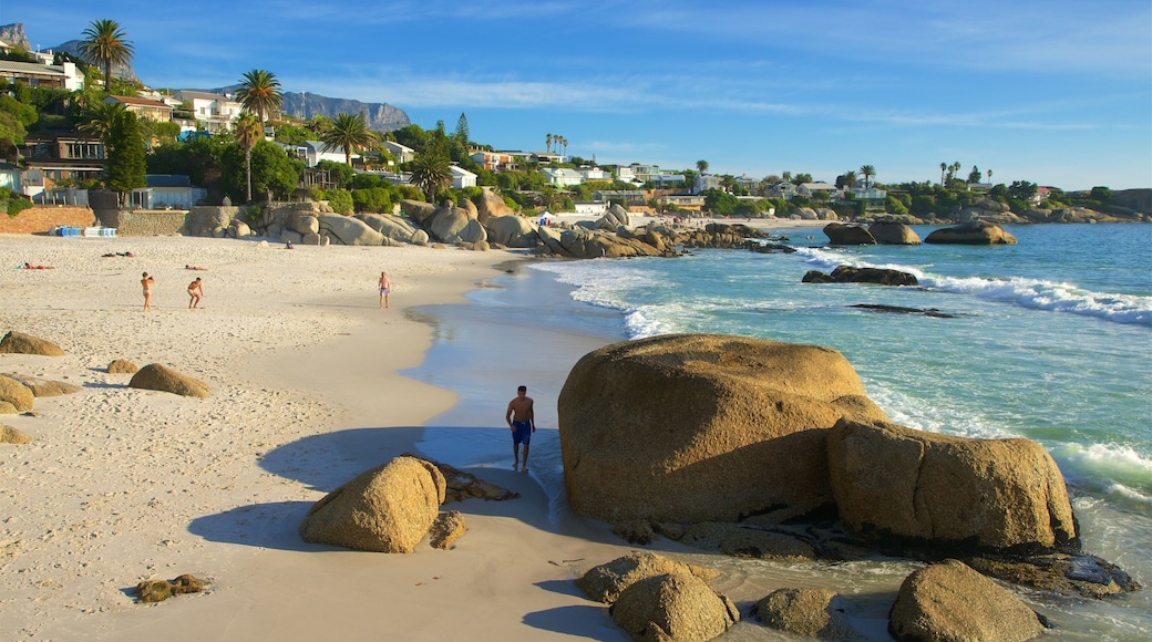 クリフトン ベイ ビーチ 表示 海岸沿いの町, 岩の多い海岸線 と 砂浜
