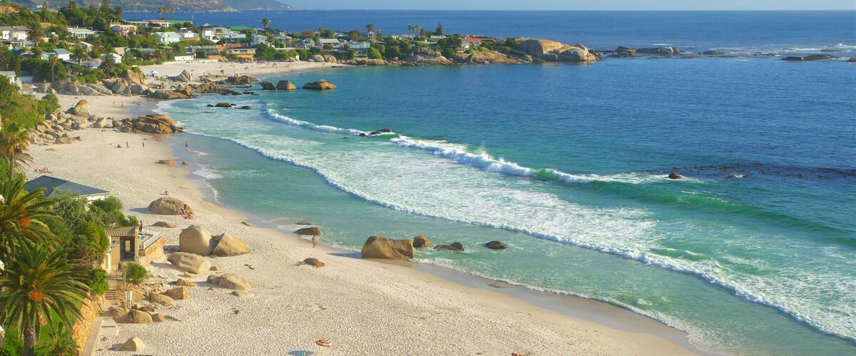 Plage de Clifton Bay montrant ville côtière et plage