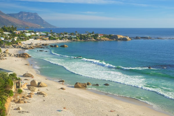Clifton Bay Beach das einen Strand und KĂŒstenort