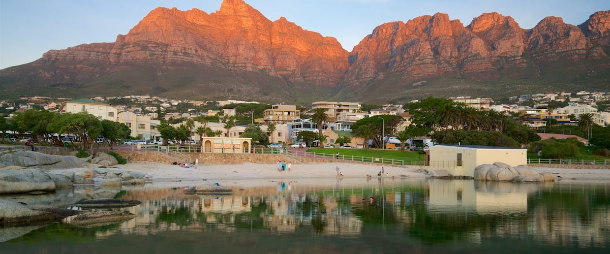 Camps Bay Beach que inclui uma praia e uma cidade litorânea