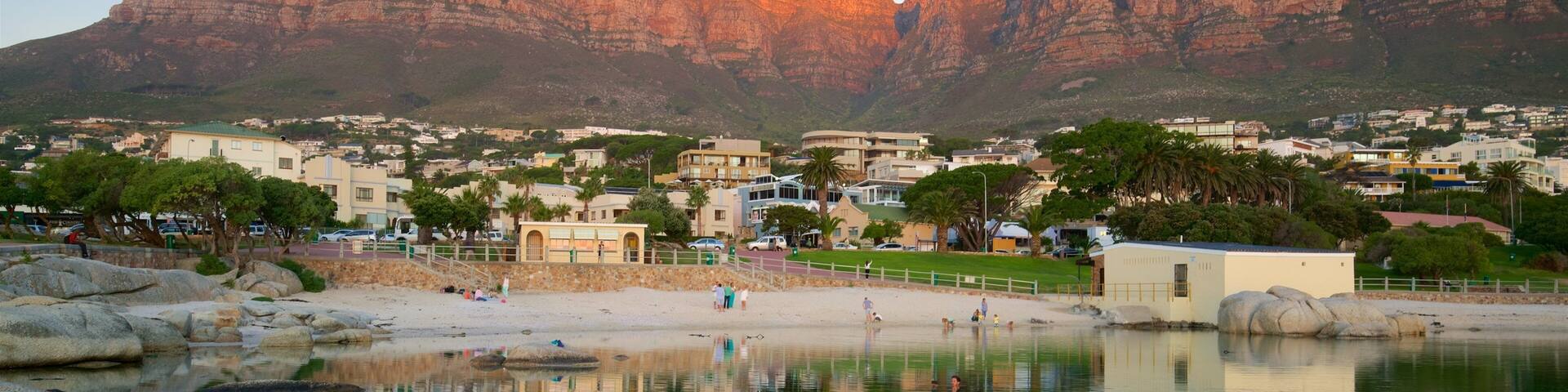 Camps Bay Beach das einen Sandstrand und KĂŒstenort