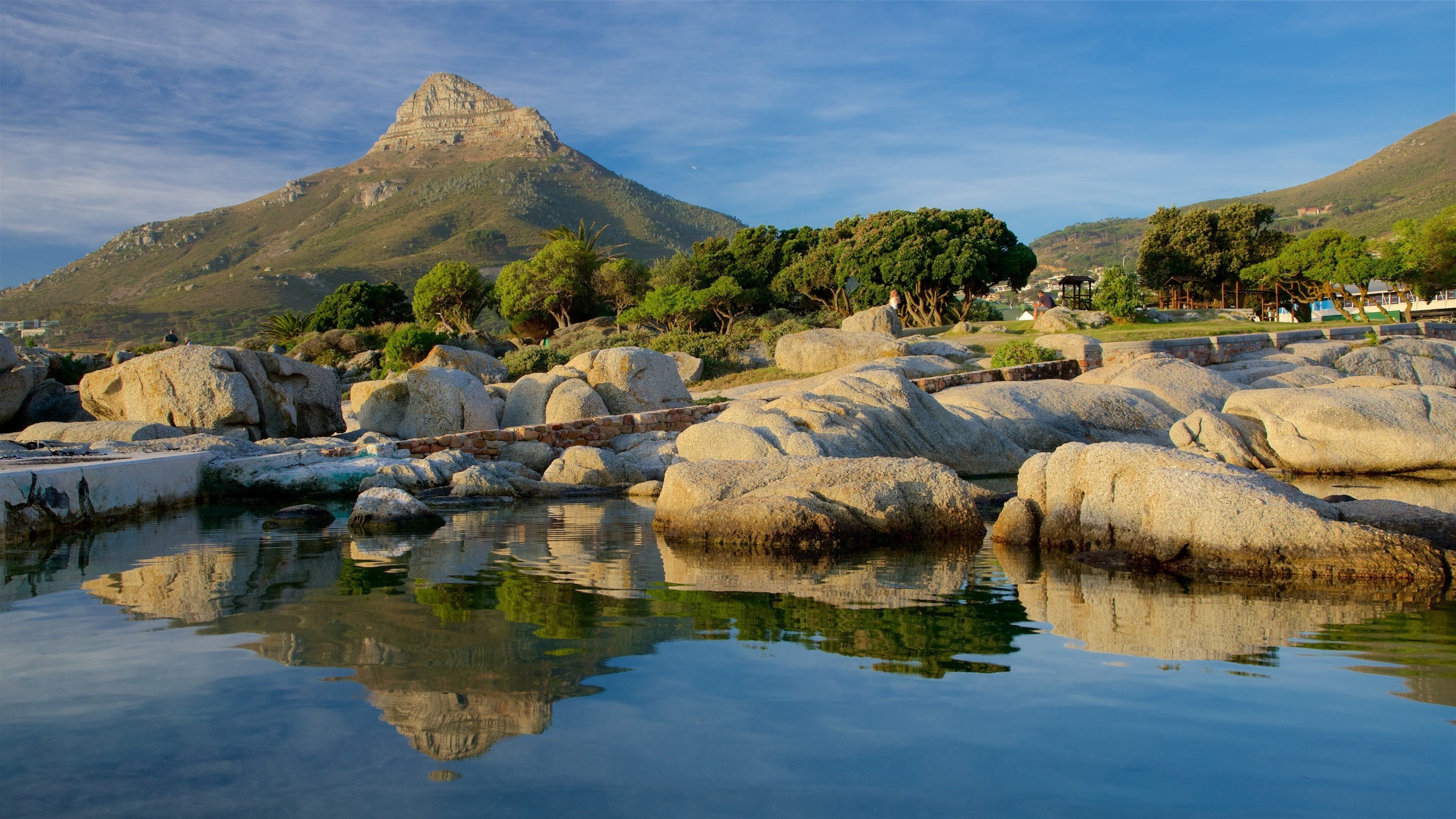 Camps Bay Beach som inkluderer klippelandskap