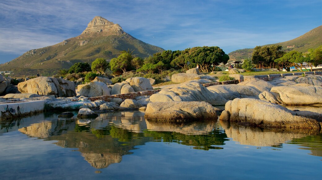 Camps Bay Beach som inkluderer klippelandskap